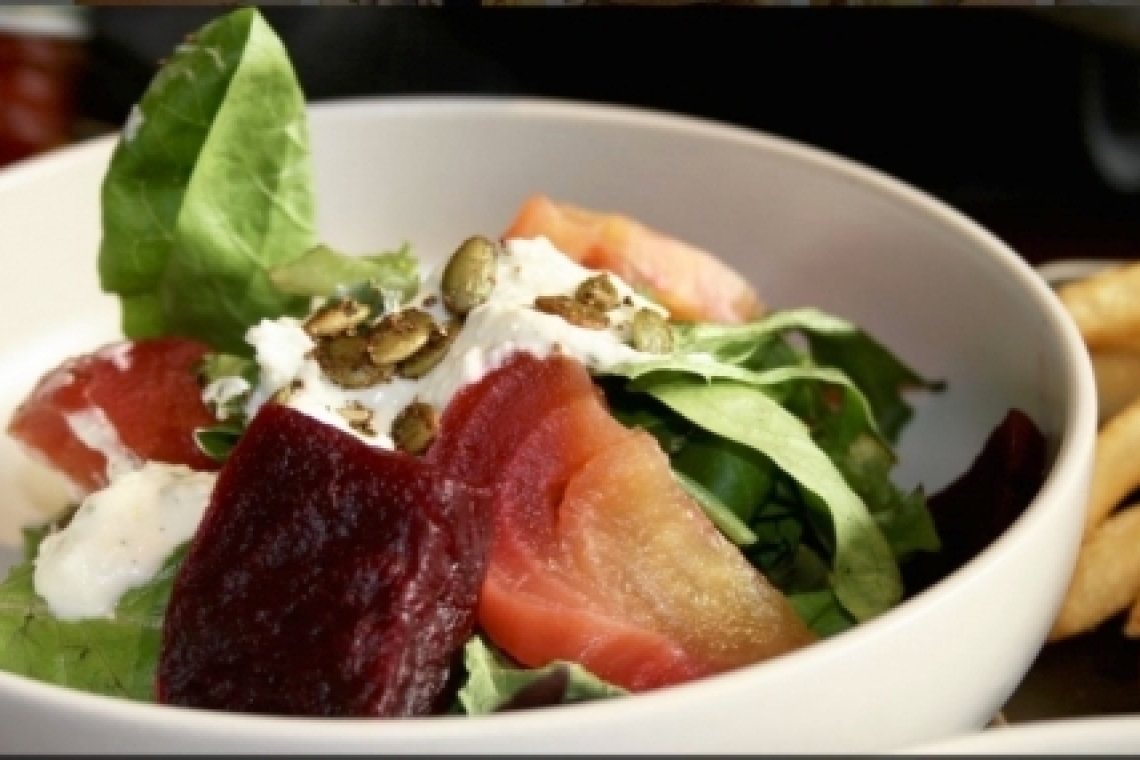 Салат из запеченной свеклы с йогуртом, сыром фета и тыквенными семечками