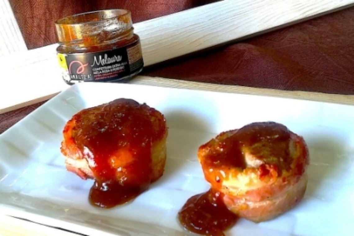 Свиное филе с беконом и яблочным конфитюром.