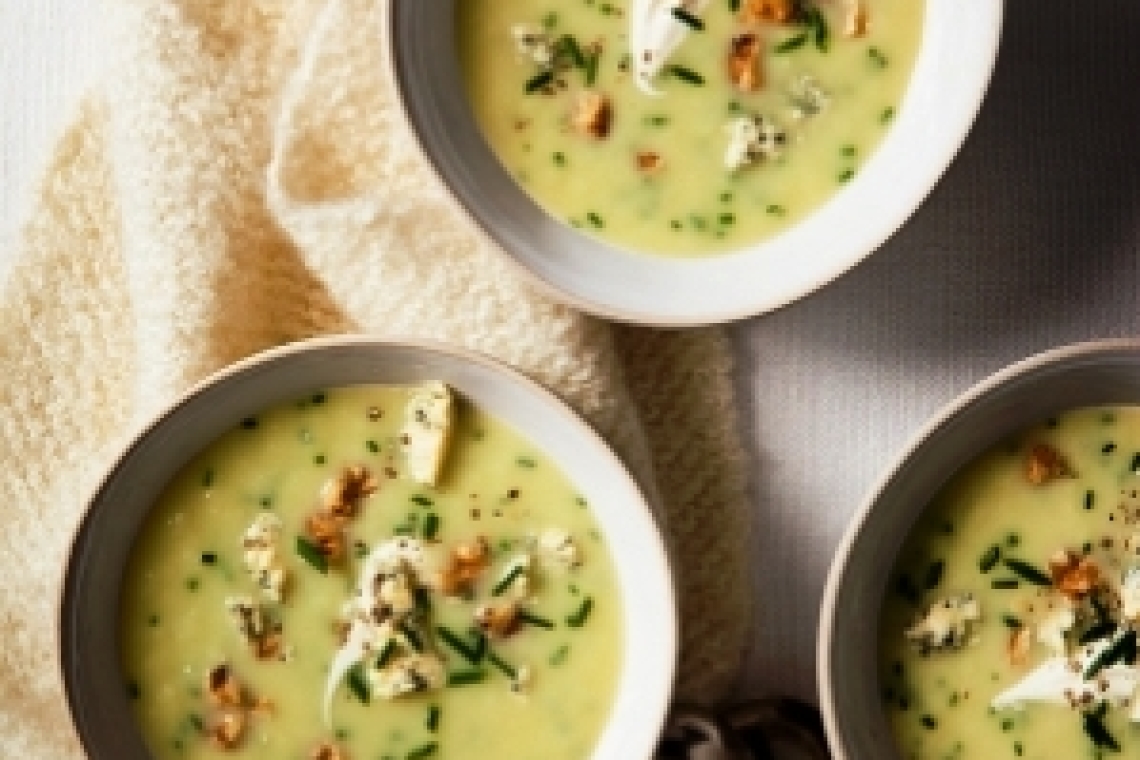 Легкий суп с яблоками и сельдереем