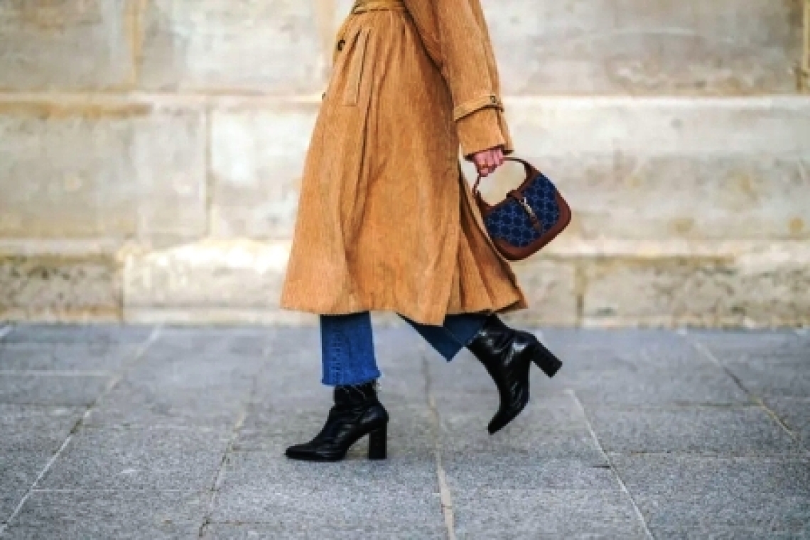 Какую обувь нужно носить с расклешенными джинсами