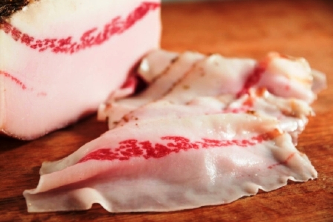 Италия. Тоскана. Самое знаменитое в мире сало. Lardo di Colonnata