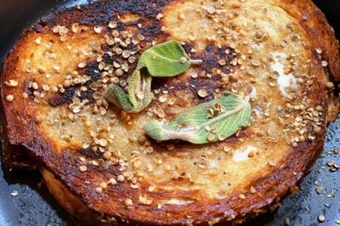 Сэндвич с сыром на гриле с шалфеем и измельченными семенами кориандра