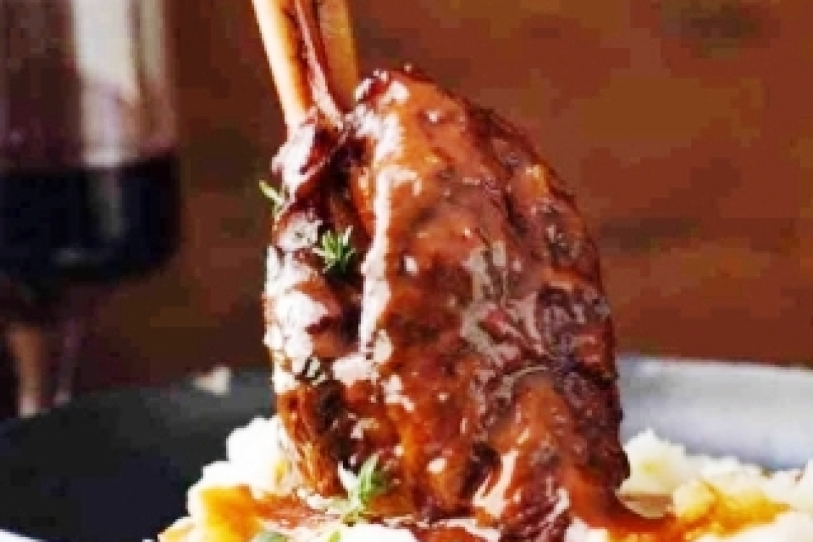 Фаршированная баранья корейка с винным соусом