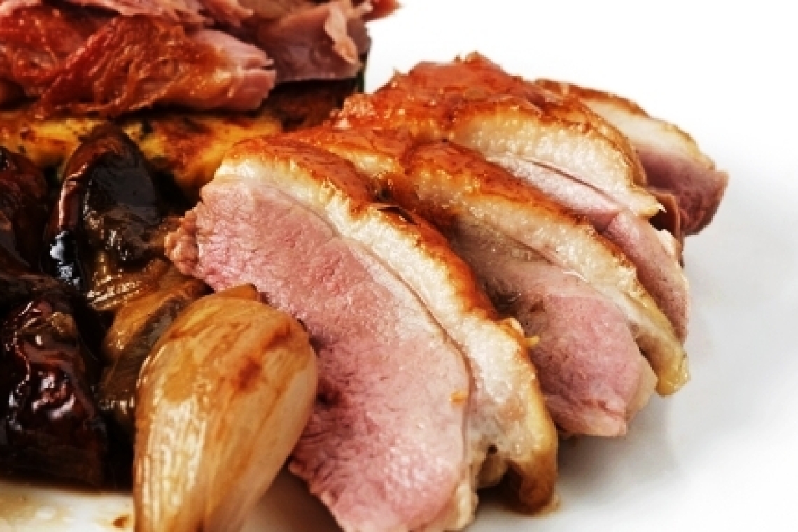 Утка с айвой, чесноком и клюквой