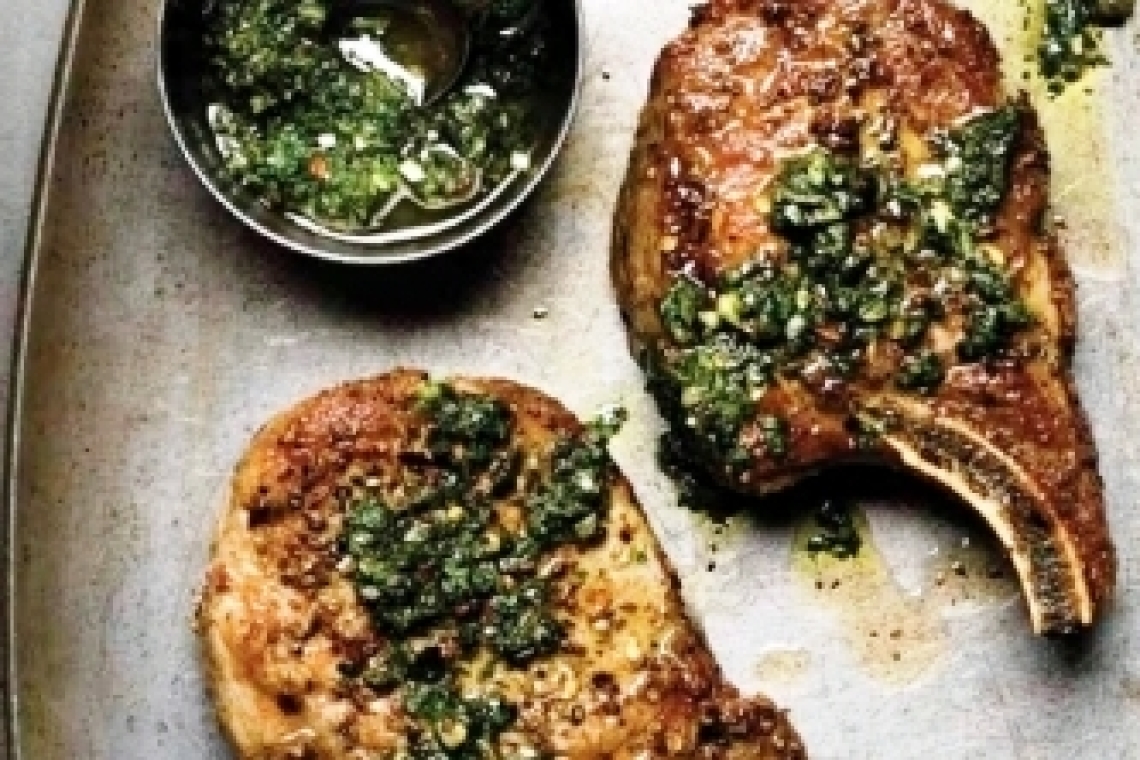 Свиные котлеты с сальсой верде