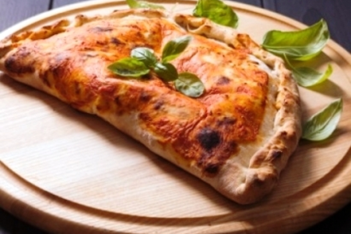 Пицца Кальцоне с ветчиной и грибами