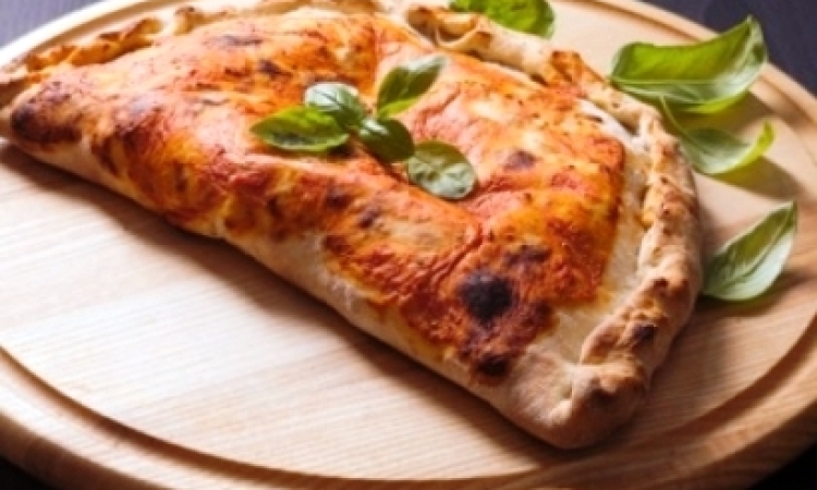 Пицца Кальцоне с ветчиной и грибами