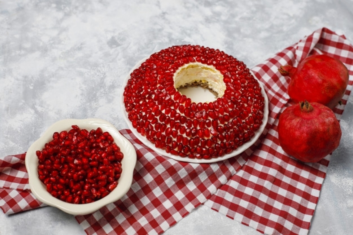 Салат Гранатовый браслет с курицей, свеклой и грецким орехом.