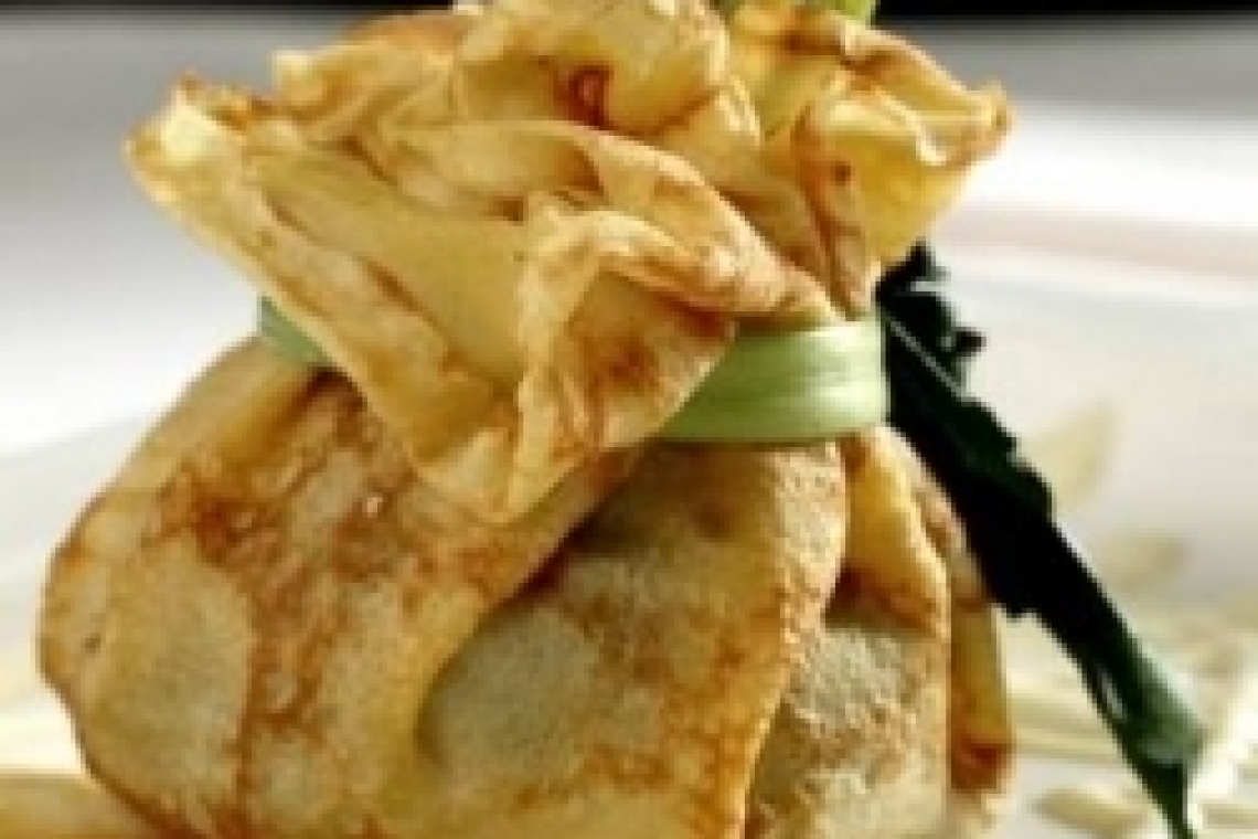 Блинчики с зеленью и сыром горгонзола.