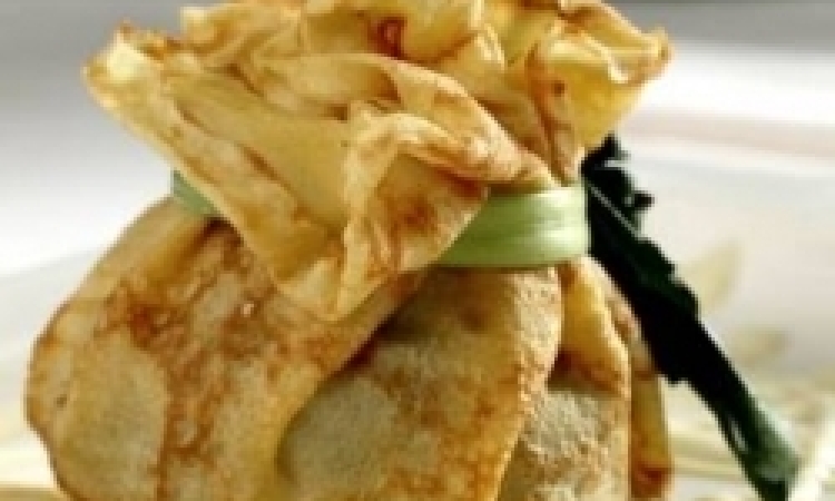 Блинчики с зеленью и сыром горгонзола.