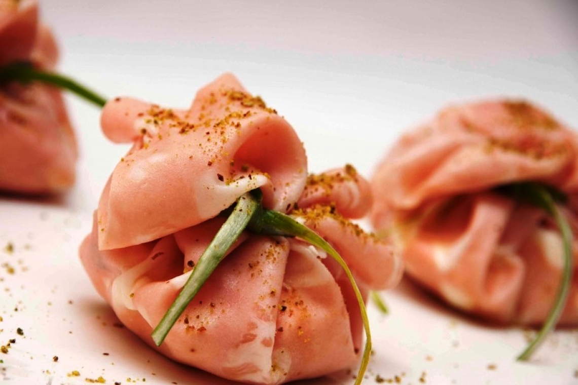 Фаготтини другой вкус - мортаделла, козий сыр, мед и фисташка