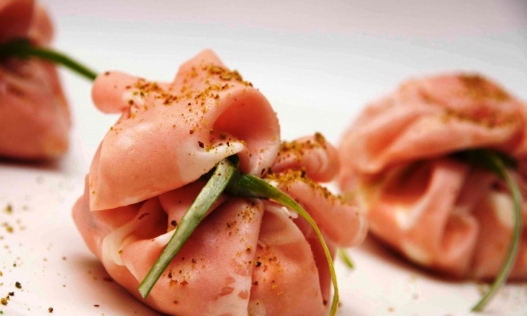 Фаготтини другой вкус - мортаделла, козий сыр, мед и фисташка