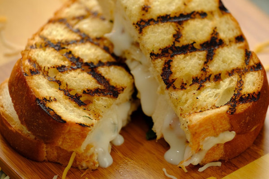 Сэндвич с сыром, приготовленный на гриле