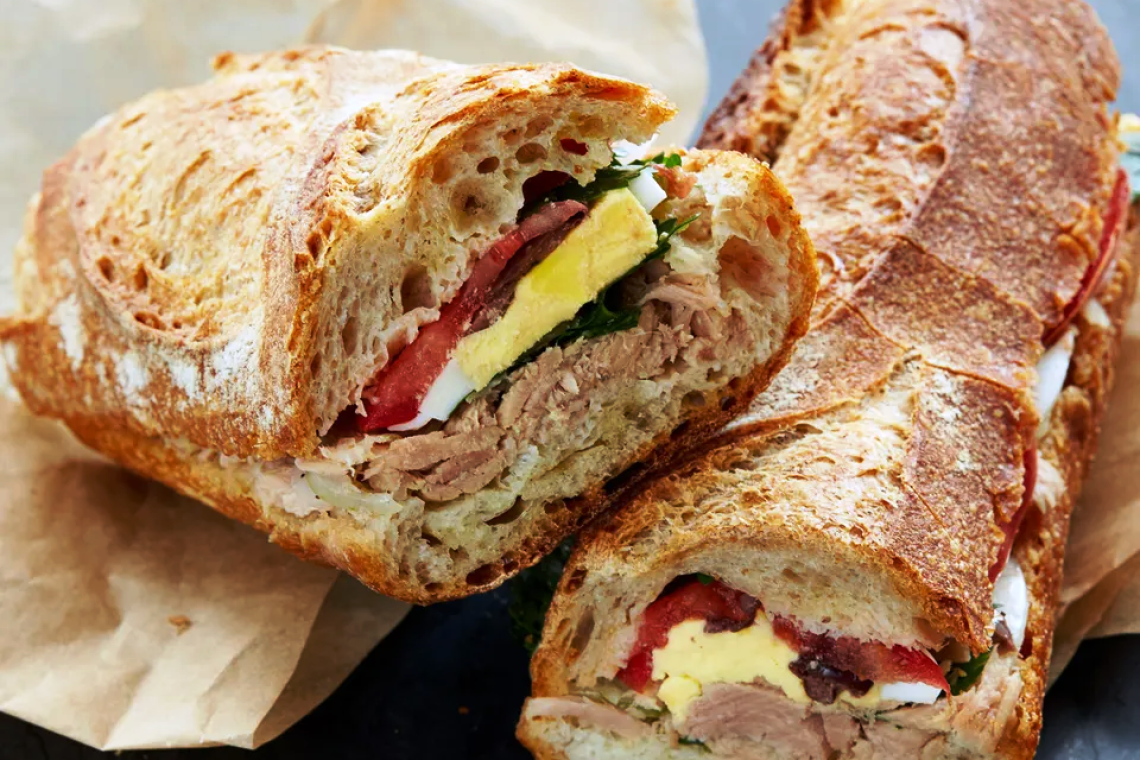 Сэндвич с тунцом, анчоусами и петрушкой