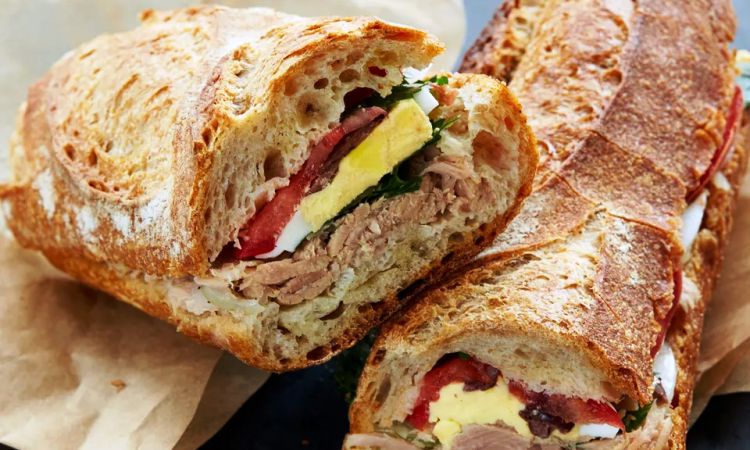 Сэндвич с тунцом, анчоусами и петрушкой