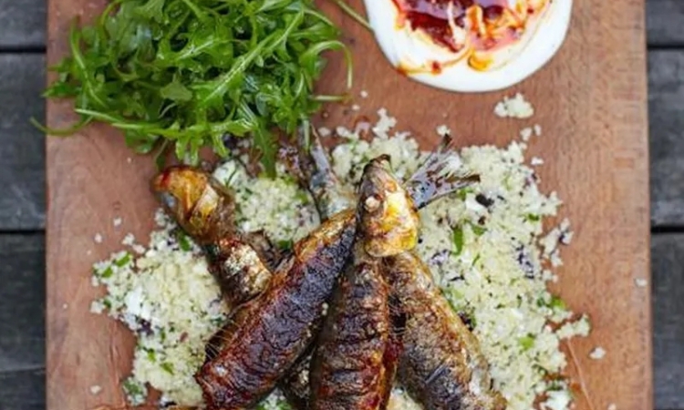 Сардины с пастой харисса и кускусом