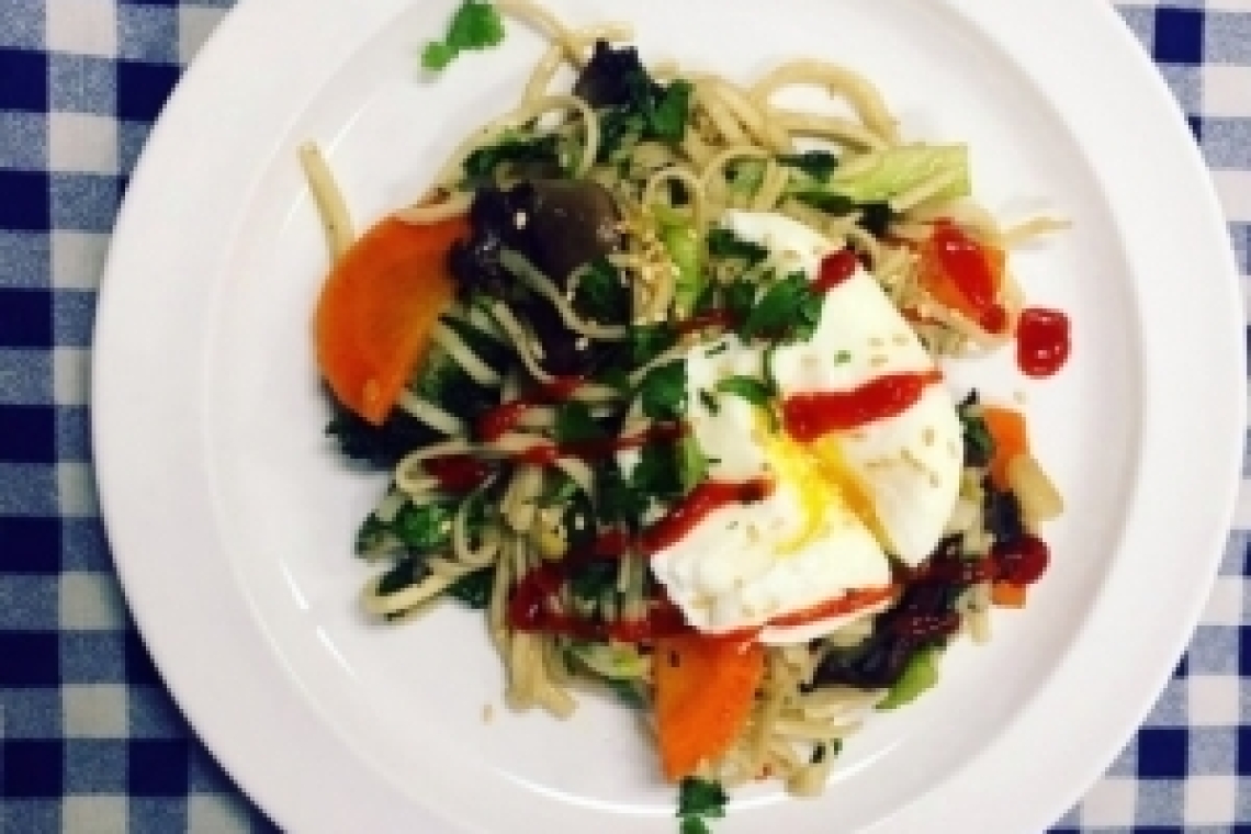 Лапша рамэн с овощами и яйцом пашот