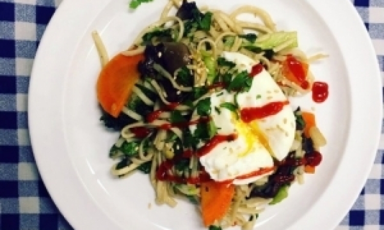 Лапша рамэн с овощами и яйцом пашот