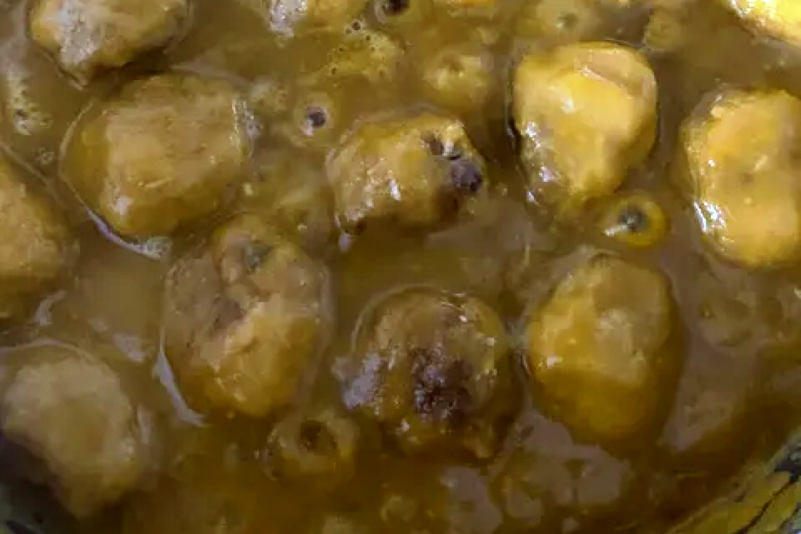 Фрикадельки в испанском соусе с картофельным пюре