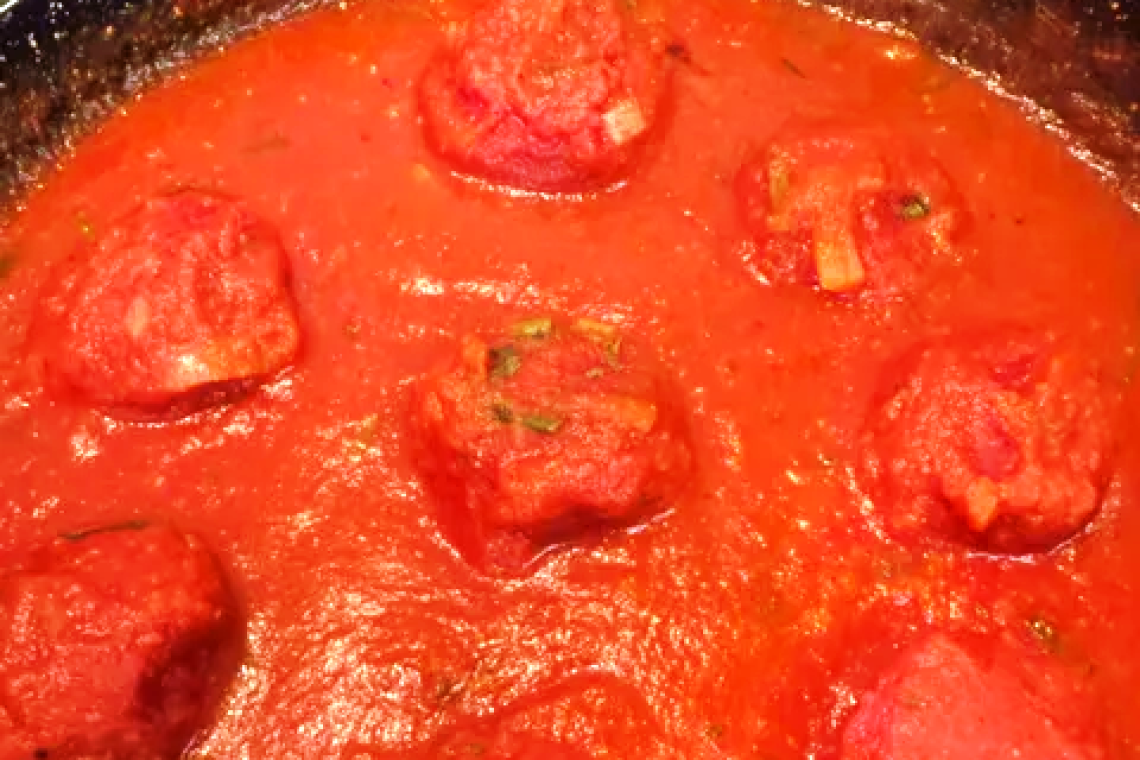 Фрикадельки из свеклы и чечевицы с томатным соусом