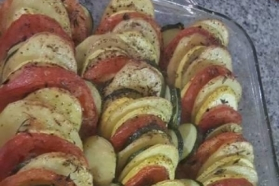 Печеный картофель с цуккини, желтым кабачком и томатами