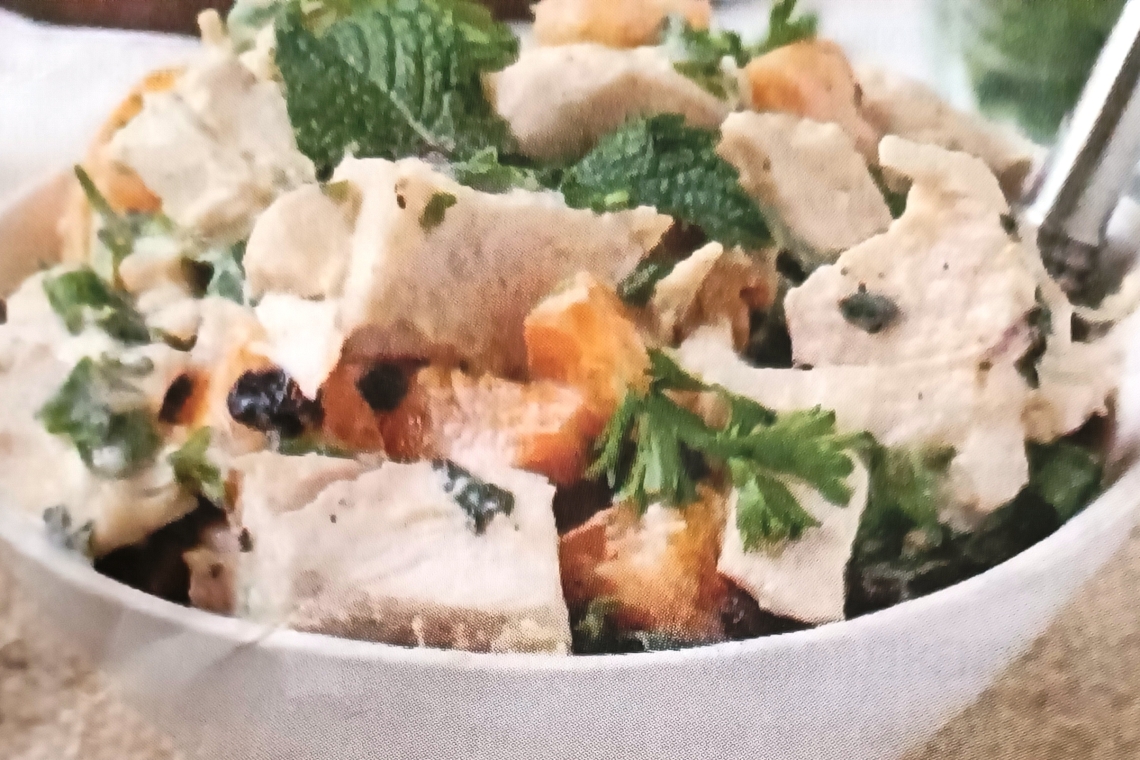 Салат с курицей, шампиньонами и грушей