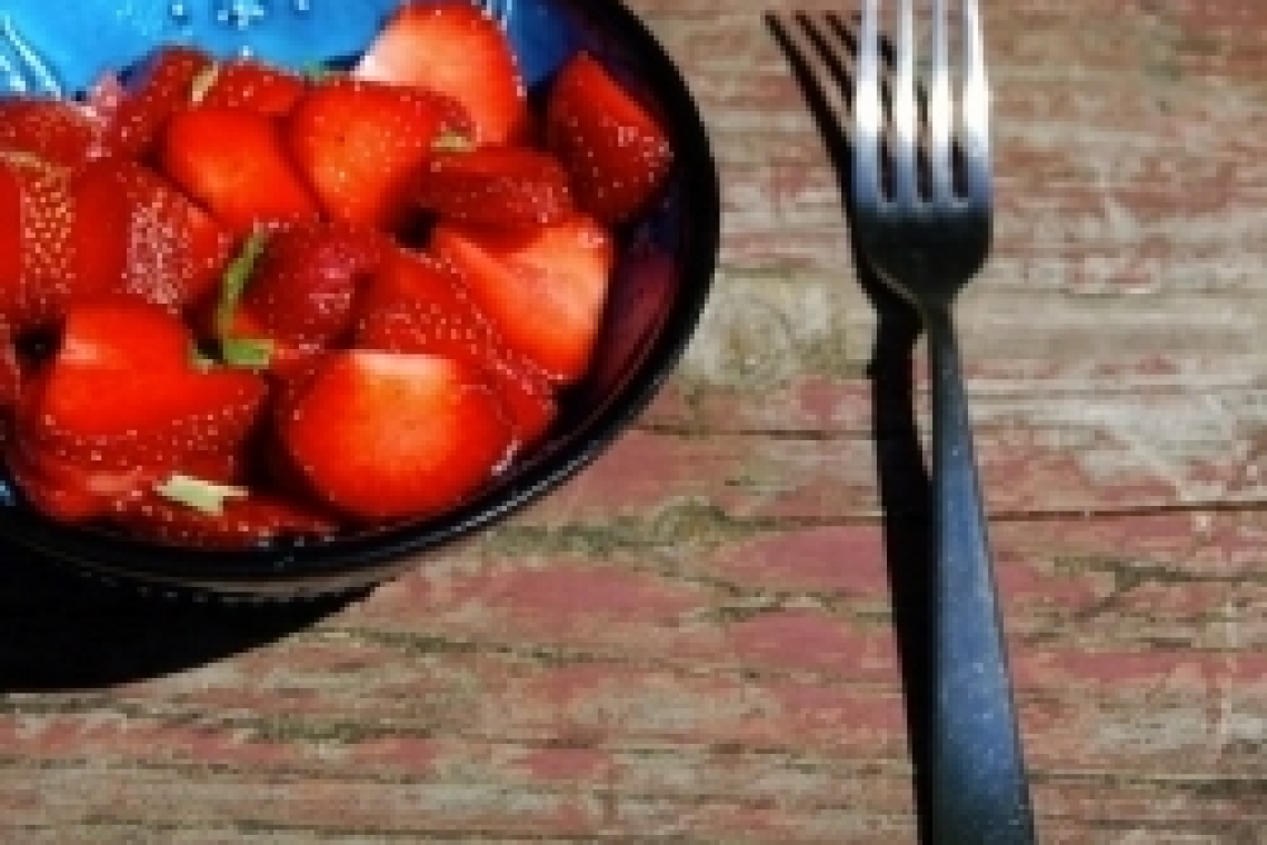 Клубника с бальзамическим уксусом и мятой